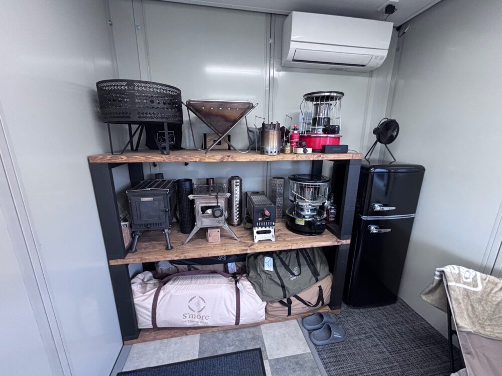 キャンプ道具が並ぶレンタル品の棚