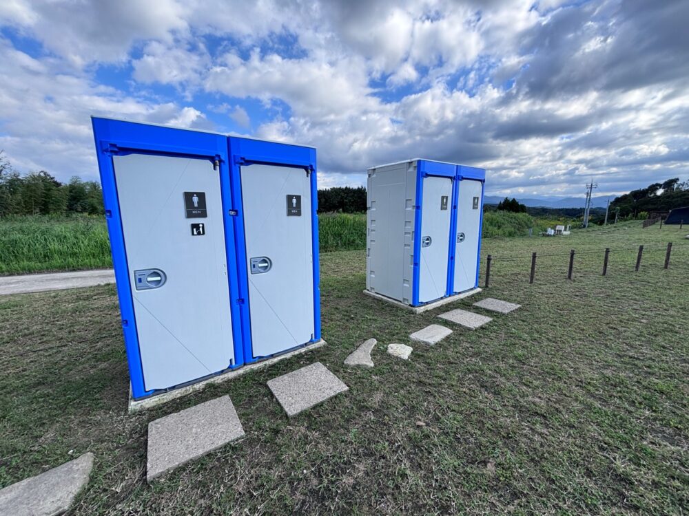 青い外装のトイレ棟の外観